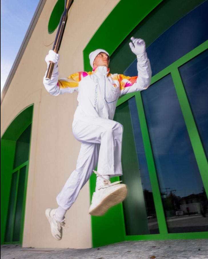 Controverse în Italia. Uniformele purtătorilor torței la Olimpiada de iarnă se vând pe internet, cu 1.000 de euro 1032389