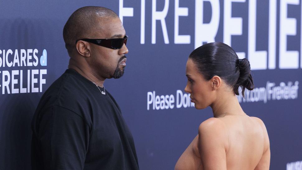 Într-un interviu bizar, Bianca Censori, soția lui Kanye West, explică de ce iese în public aproape dezbrăcată 1032451