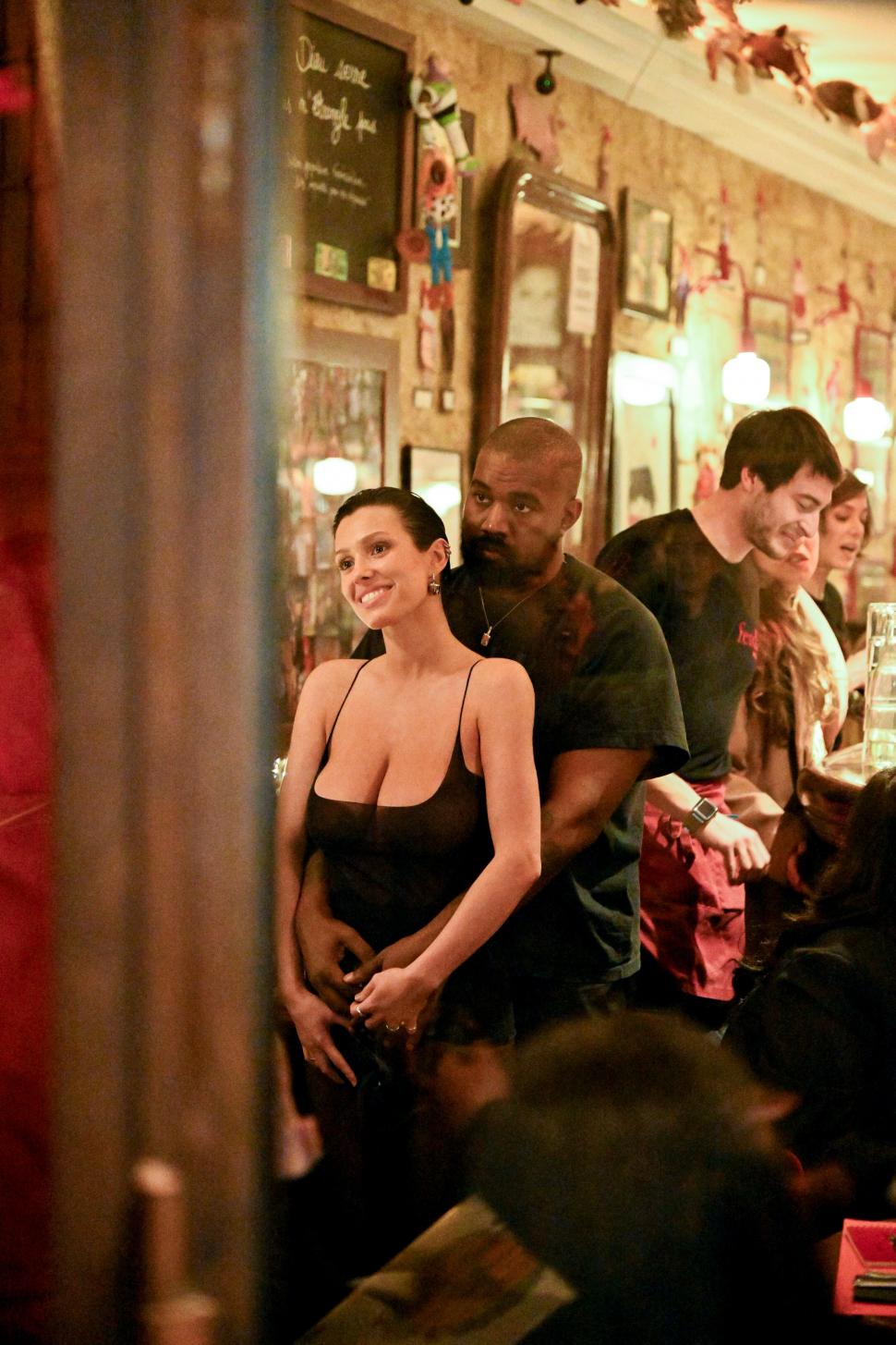 Într-un interviu bizar, Bianca Censori, soția lui Kanye West, explică de ce iese în public aproape dezbrăcată 1032455