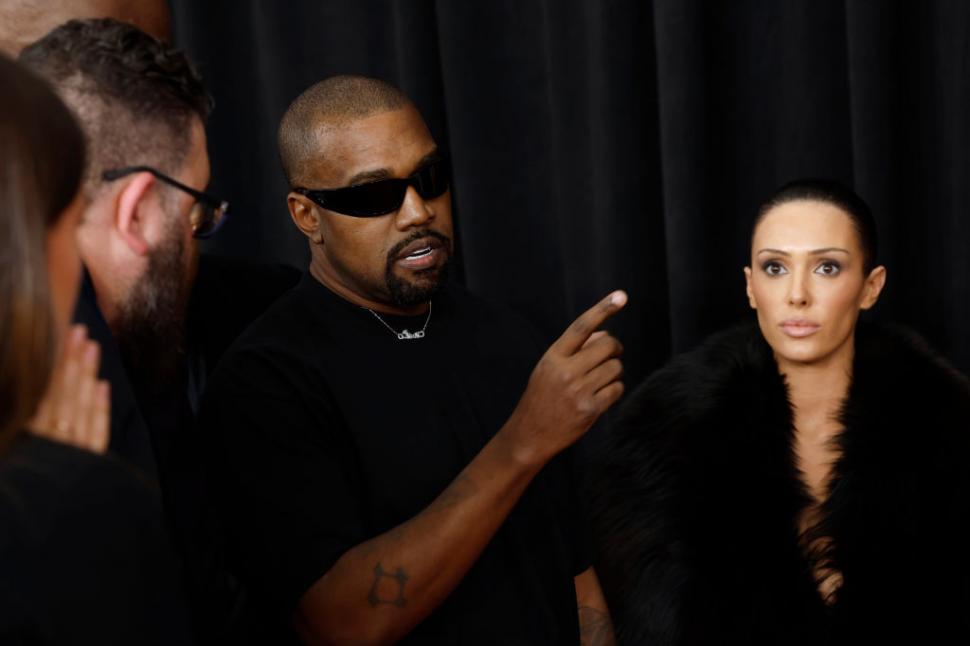Într-un interviu bizar, Bianca Censori, soția lui Kanye West, explică de ce iese în public aproape dezbrăcată 1032471
