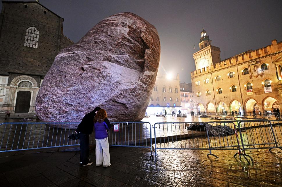 Ce sunt uriașele roci care au apărut în piața Maggiore din Bologna și de ce toată lumea vorbește despre ele 1032621