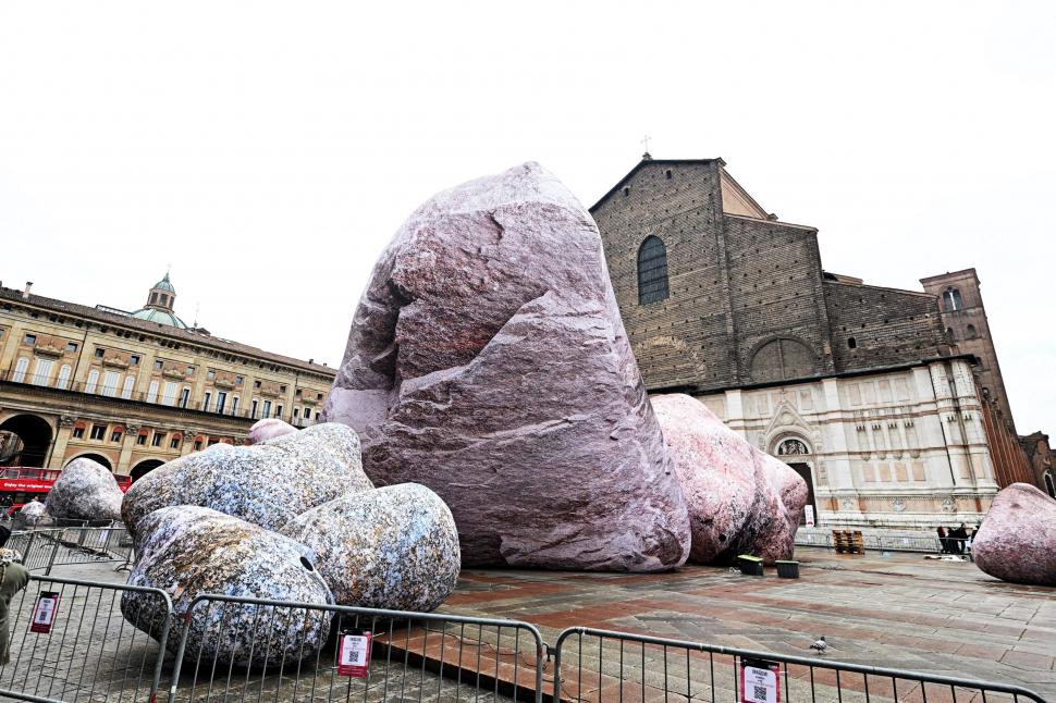 Ce sunt uriașele roci care au apărut în piața Maggiore din Bologna și de ce toată lumea vorbește despre ele 1032622