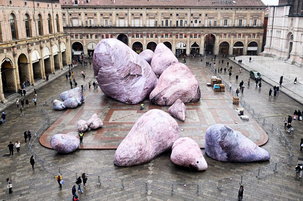 Ce sunt uriașele roci care au apărut în piața Maggiore din Bologna și de ce toată lumea vorbește despre ele 1032625