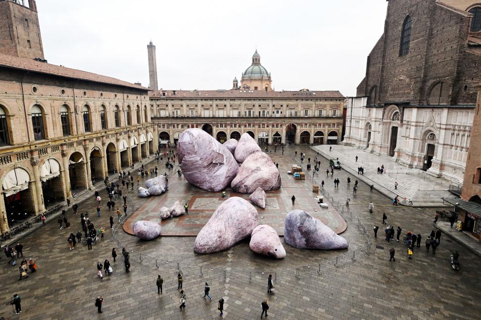 Ce sunt uriașele roci care au apărut în piața Maggiore din Bologna și de ce toată lumea vorbește despre ele 1032627