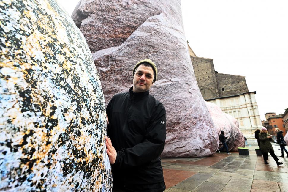 Ce sunt uriașele roci care au apărut în piața Maggiore din Bologna și de ce toată lumea vorbește despre ele 1032629