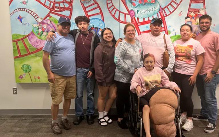 Piciorul unei fete de 14 ani a crescut mai repede decât restul corpului și a ajuns la 77 kg. Boala ei e atât de rară încât nu are nume  1032715