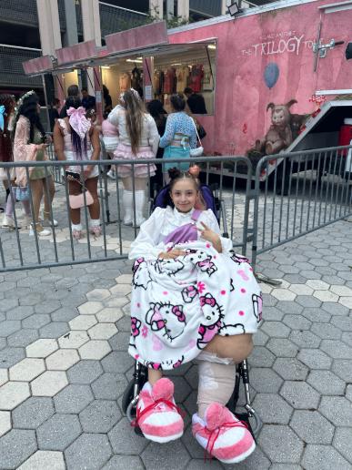 Piciorul unei fete de 14 ani a crescut mai repede decât restul corpului și a ajuns la 77 kg. Boala ei e atât de rară încât nu are nume  1032717