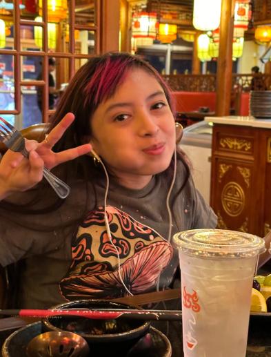 Piciorul unei fete de 14 ani a crescut mai repede decât restul corpului și a ajuns la 77 kg. Boala ei e atât de rară încât nu are nume  1032718