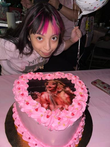 Piciorul unei fete de 14 ani a crescut mai repede decât restul corpului și a ajuns la 77 kg. Boala ei e atât de rară încât nu are nume  1032719