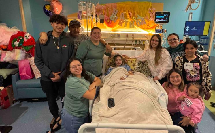 Piciorul unei fete de 14 ani a crescut mai repede decât restul corpului și a ajuns la 77 kg. Boala ei e atât de rară încât nu are nume  1032722