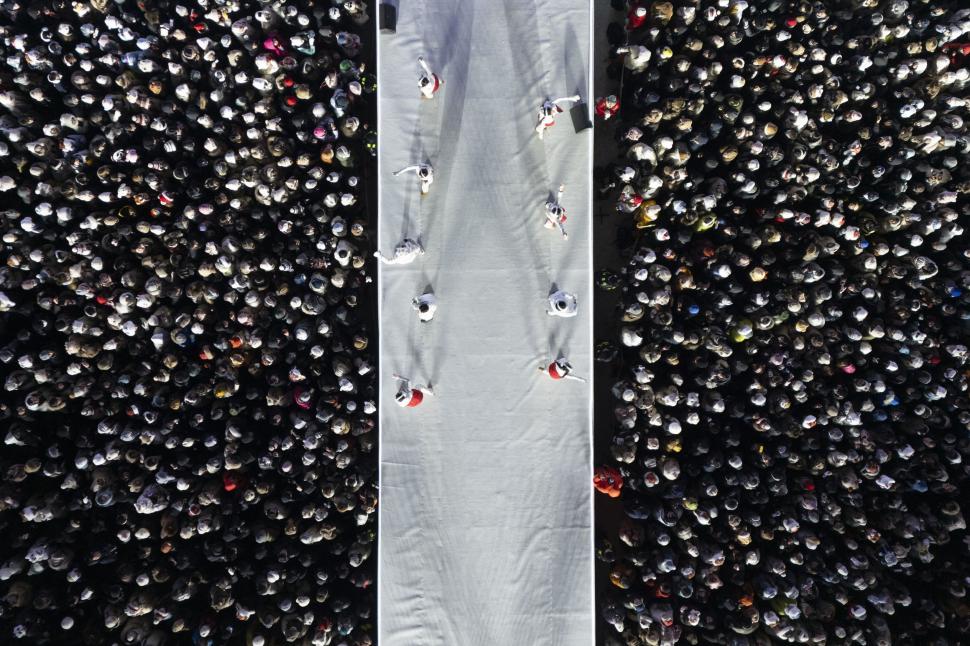 S-a deschis cel mai mare oraș de gheață din lume, iar imaginile surprinse din dronă sunt uluitoare 1032658