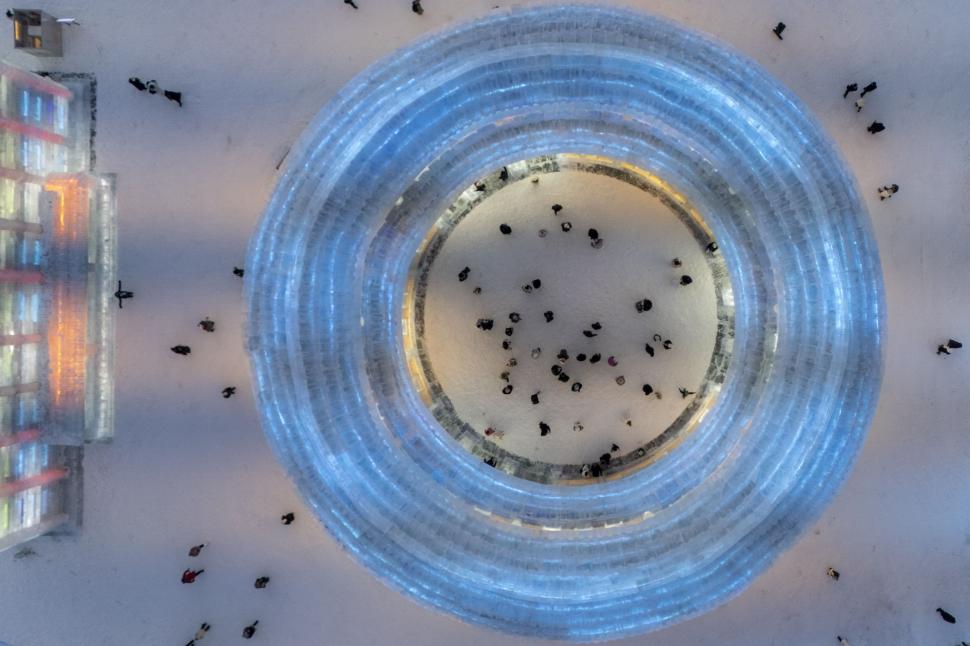 S-a deschis cel mai mare oraș de gheață din lume, iar imaginile surprinse din dronă sunt uluitoare 1032663