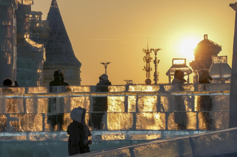 S-a deschis cel mai mare oraș de gheață din lume, iar imaginile surprinse din dronă sunt uluitoare 1032666