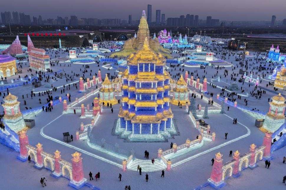 S-a deschis cel mai mare oraș de gheață din lume, iar imaginile surprinse din dronă sunt uluitoare 1032668