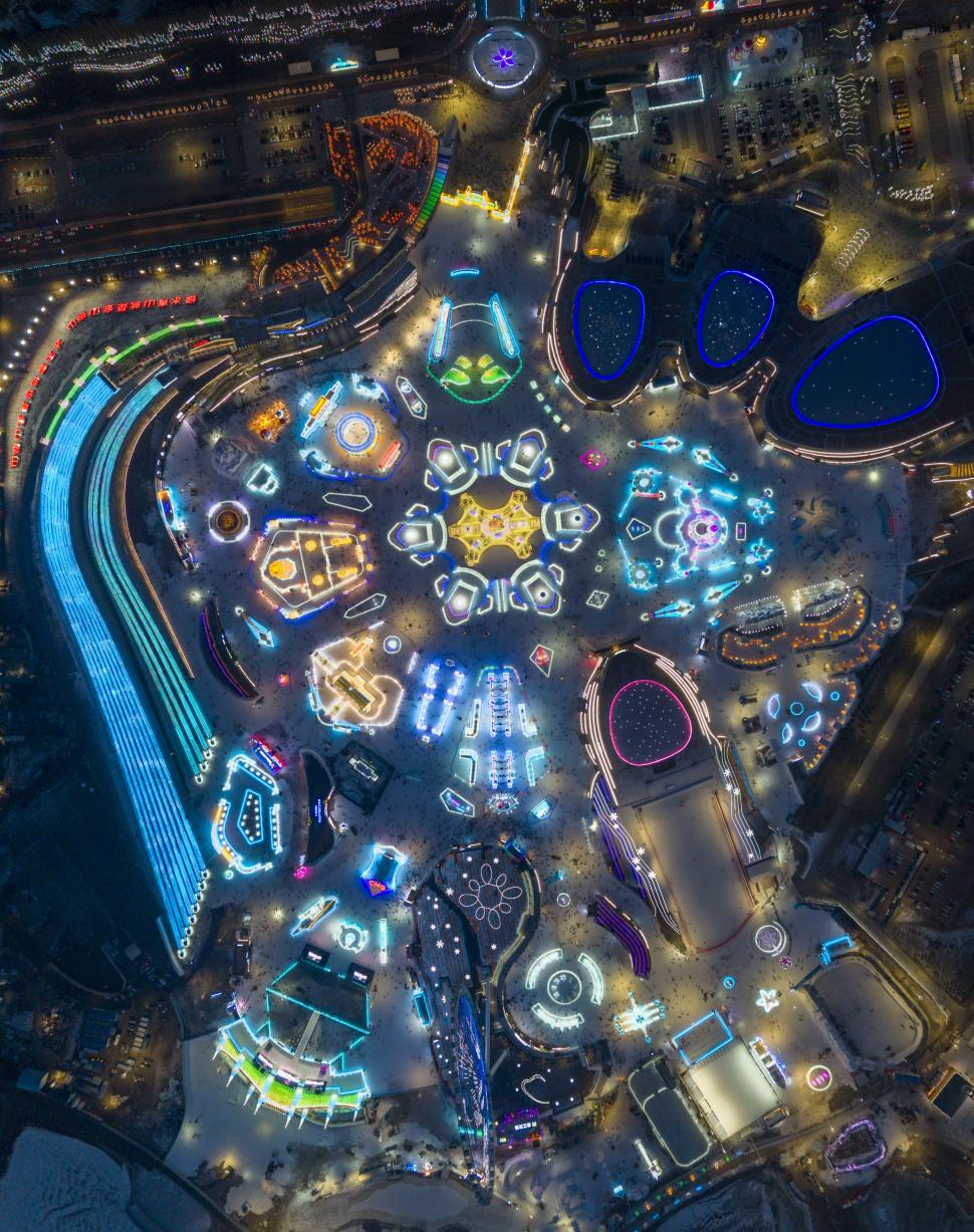 S-a deschis cel mai mare oraș de gheață din lume, iar imaginile surprinse din dronă sunt uluitoare 1032675