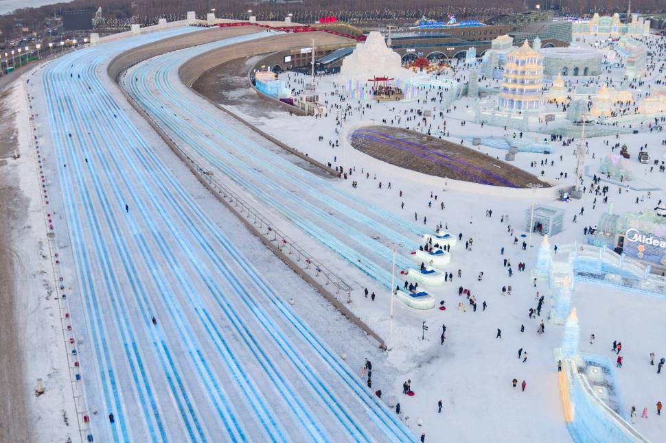 S-a deschis cel mai mare oraș de gheață din lume, iar imaginile surprinse din dronă sunt uluitoare 1032676