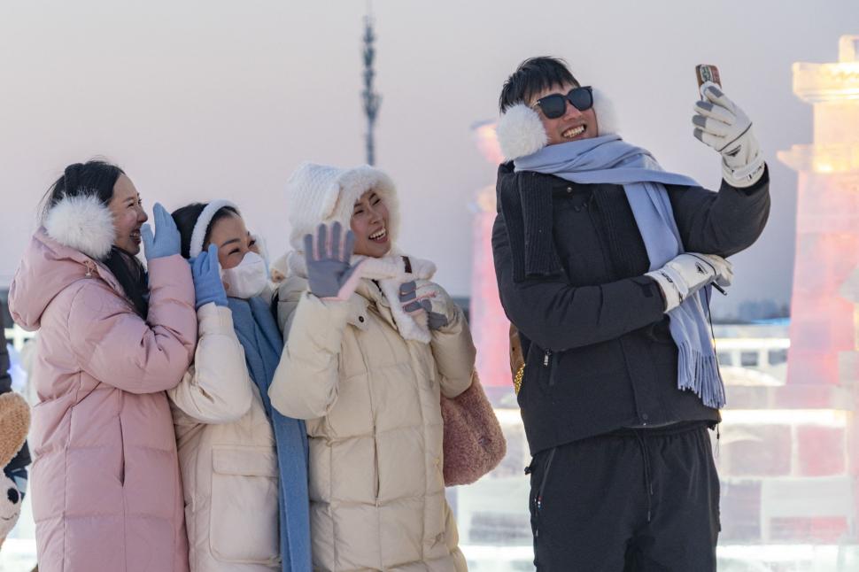 S-a deschis cel mai mare oraș de gheață din lume, iar imaginile surprinse din dronă sunt uluitoare 1032677