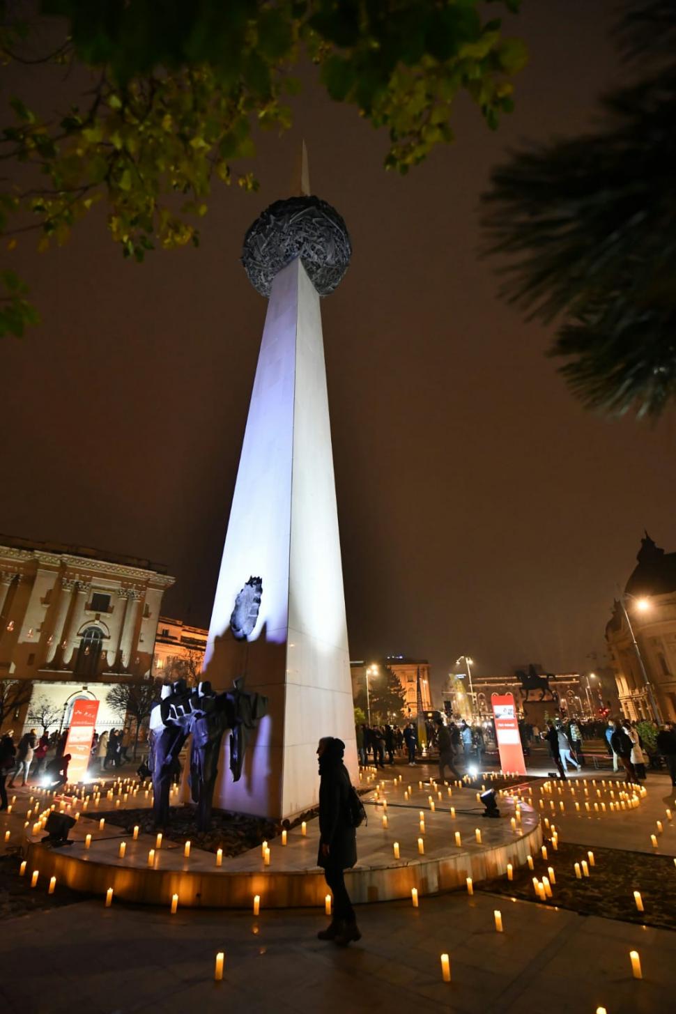 Bucureștenii au aprins candele și au ținut un moment de reculegere în Piața Revoluției, în memoria eroilor din decembrie 1989 1032983