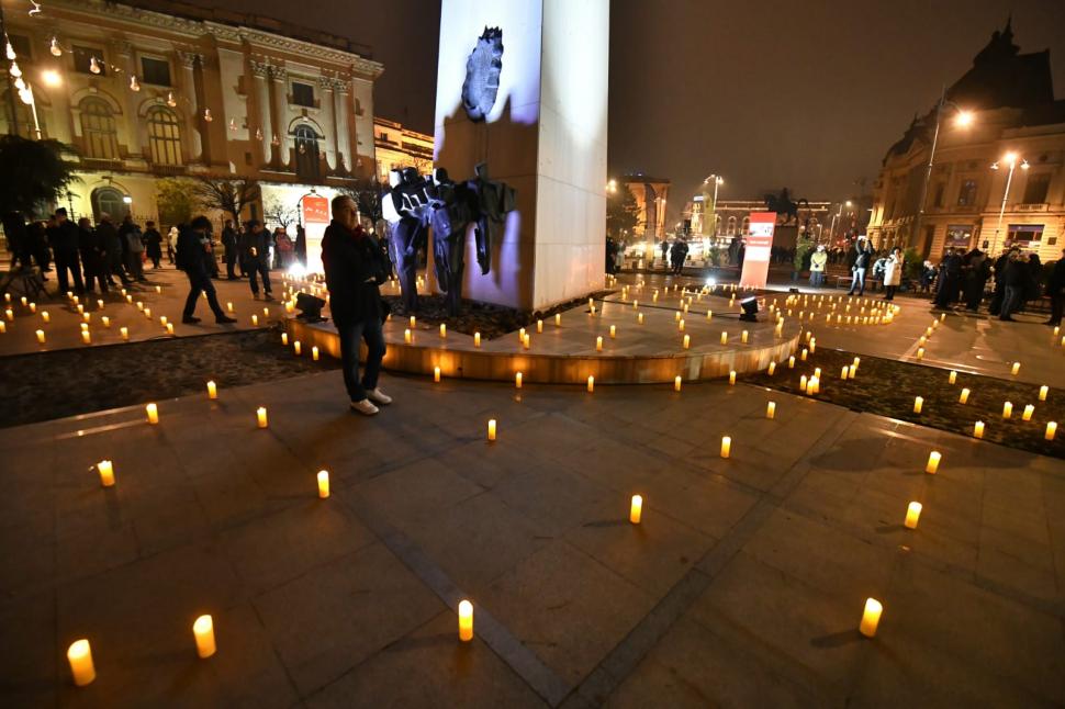 Bucureștenii au aprins candele și au ținut un moment de reculegere în Piața Revoluției, în memoria eroilor din decembrie 1989 1032984