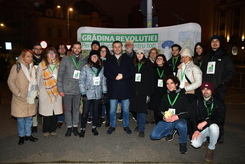 Bucureștenii au aprins candele și au ținut un moment de reculegere în Piața Revoluției, în memoria eroilor din decembrie 1989 1032985