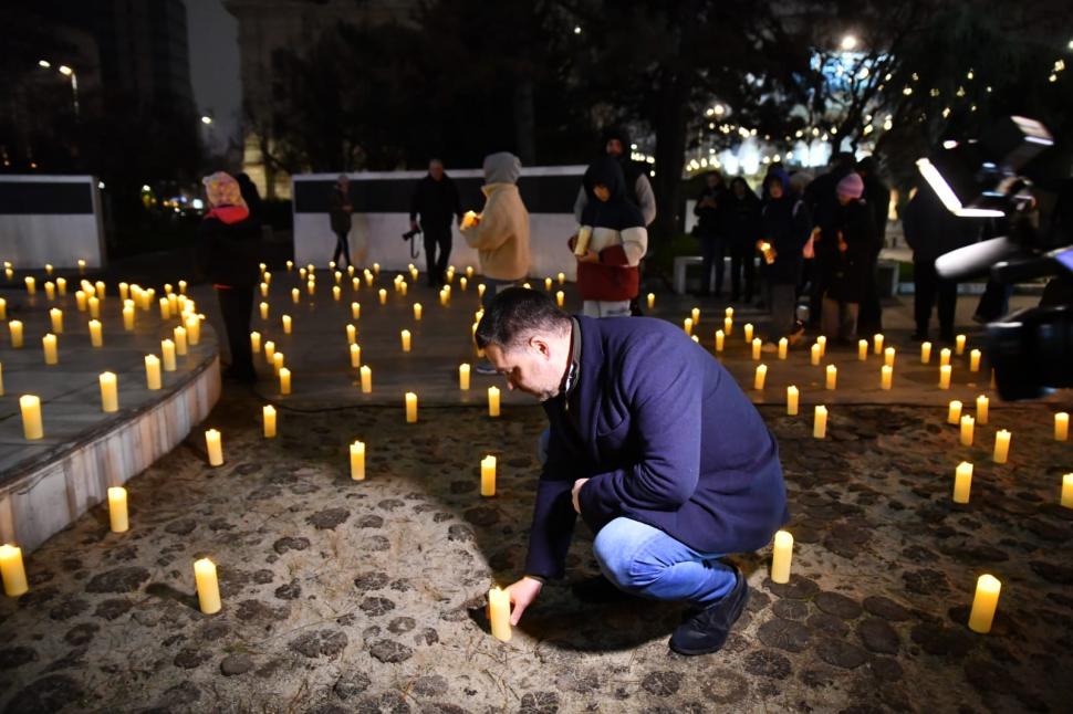 Bucureștenii au aprins candele și au ținut un moment de reculegere în Piața Revoluției, în memoria eroilor din decembrie 1989 1032986