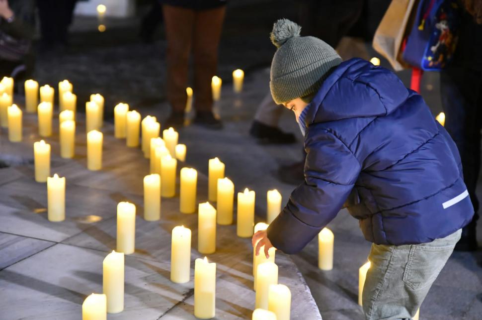 Bucureștenii au aprins candele și au ținut un moment de reculegere în Piața Revoluției, în memoria eroilor din decembrie 1989 1032987