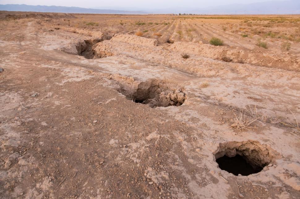 Imagini care dau fiori au fost surprinse din dronă. Pământul s-a deschis în Iran și au apărut fisuri și doline 1032948