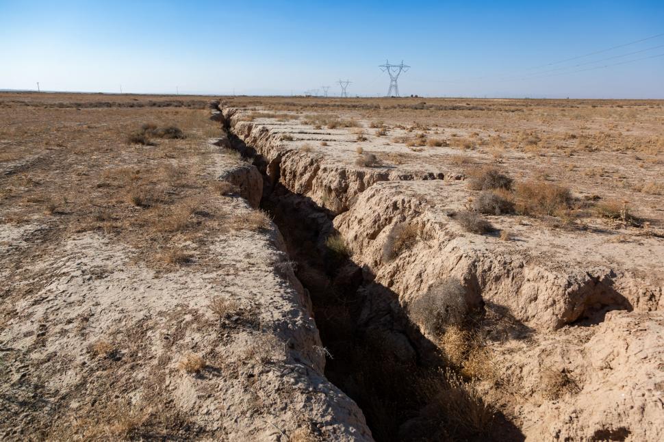 Imagini care dau fiori au fost surprinse din dronă. Pământul s-a deschis în Iran și au apărut fisuri și doline 1032949