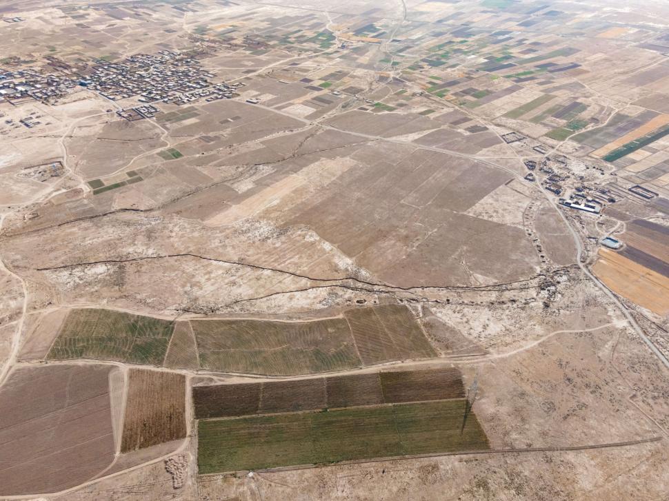 Imagini care dau fiori au fost surprinse din dronă. Pământul s-a deschis în Iran și au apărut fisuri și doline 1032951