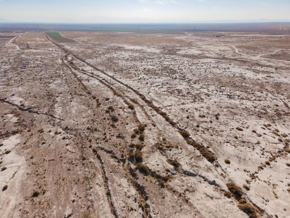 Imagini care dau fiori au fost surprinse din dronă. Pământul s-a deschis în Iran și au apărut fisuri și doline 1032954