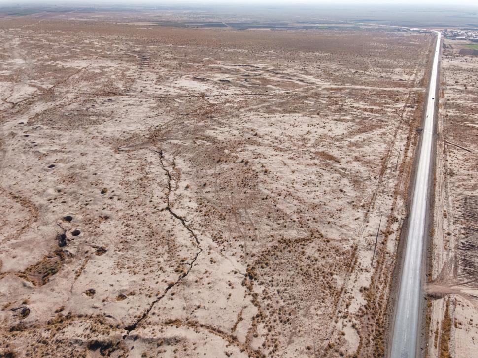 Imagini care dau fiori au fost surprinse din dronă. Pământul s-a deschis în Iran și au apărut fisuri și doline 1032955