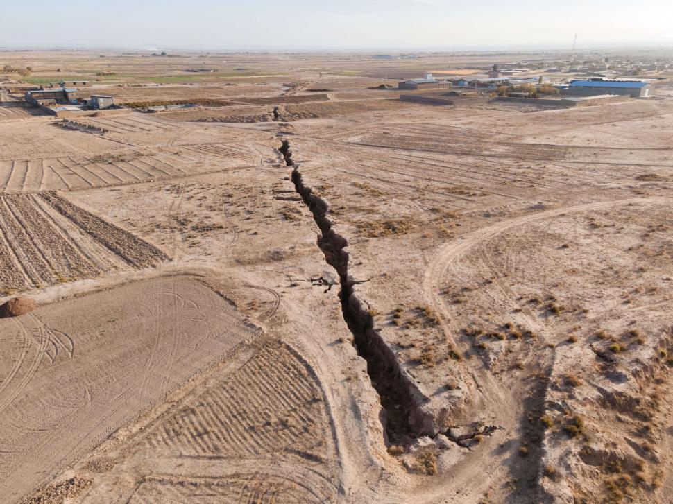 Imagini care dau fiori au fost surprinse din dronă. Pământul s-a deschis în Iran și au apărut fisuri și doline 1032956