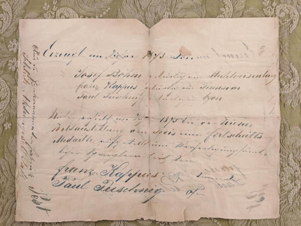 Arheologii au făcut o descoperire rară la Castelul Corvinilor. O casetă misterioasă a ieșit de sub talpa statuii lui Iancu de Hunedoara 1033086