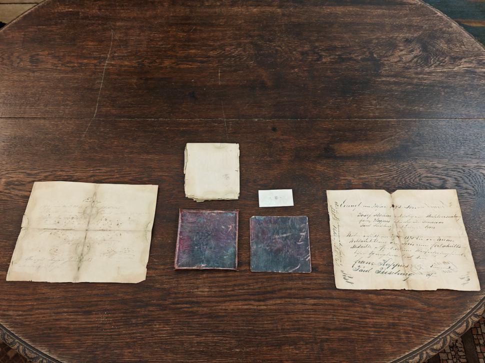 Arheologii au făcut o descoperire rară la Castelul Corvinilor. O casetă misterioasă a ieșit de sub talpa statuii lui Iancu de Hunedoara 1033087