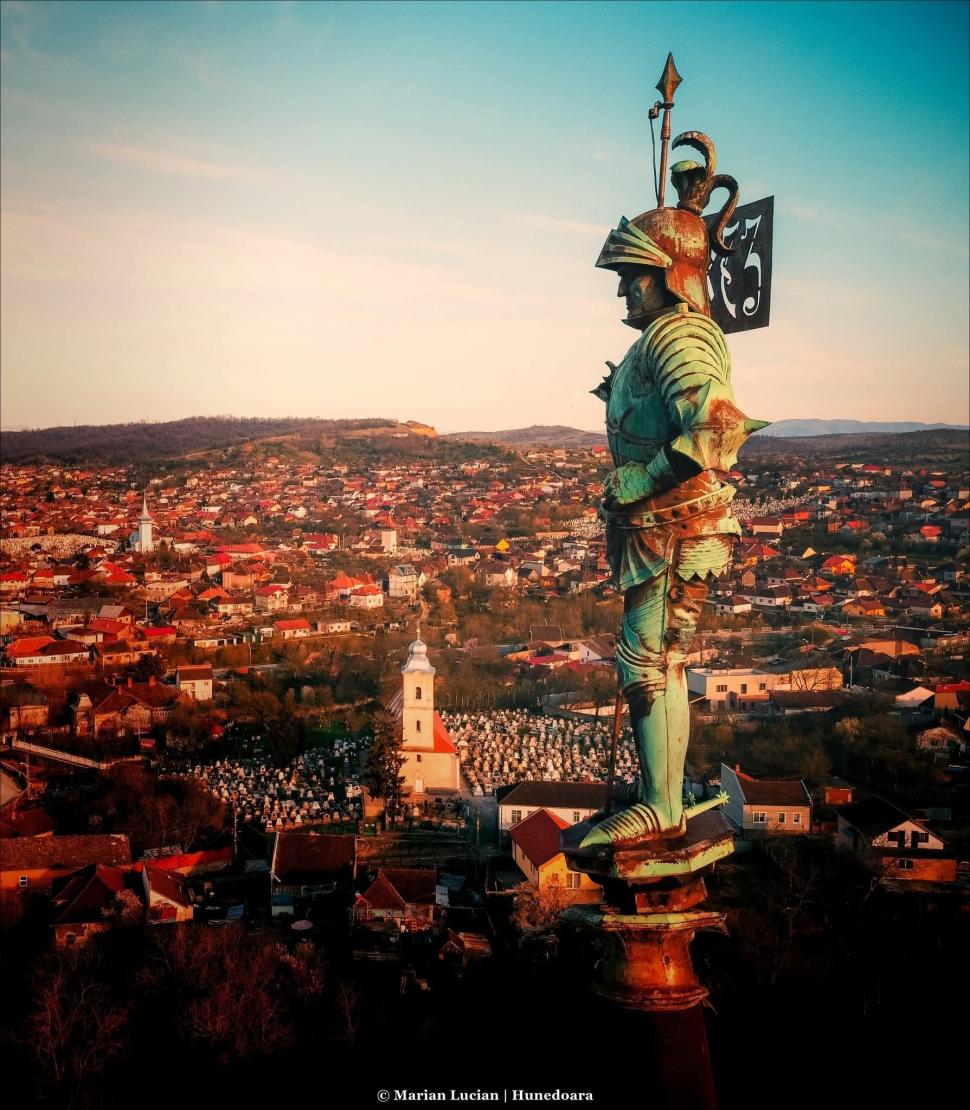 Arheologii au făcut o descoperire rară la Castelul Corvinilor. O casetă misterioasă a ieșit de sub talpa statuii lui Iancu de Hunedoara 1033088