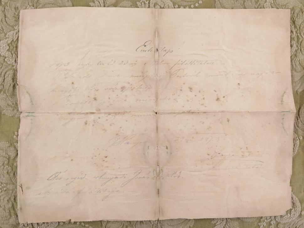 Arheologii au făcut o descoperire rară la Castelul Corvinilor. O casetă misterioasă a ieșit de sub talpa statuii lui Iancu de Hunedoara 1033089