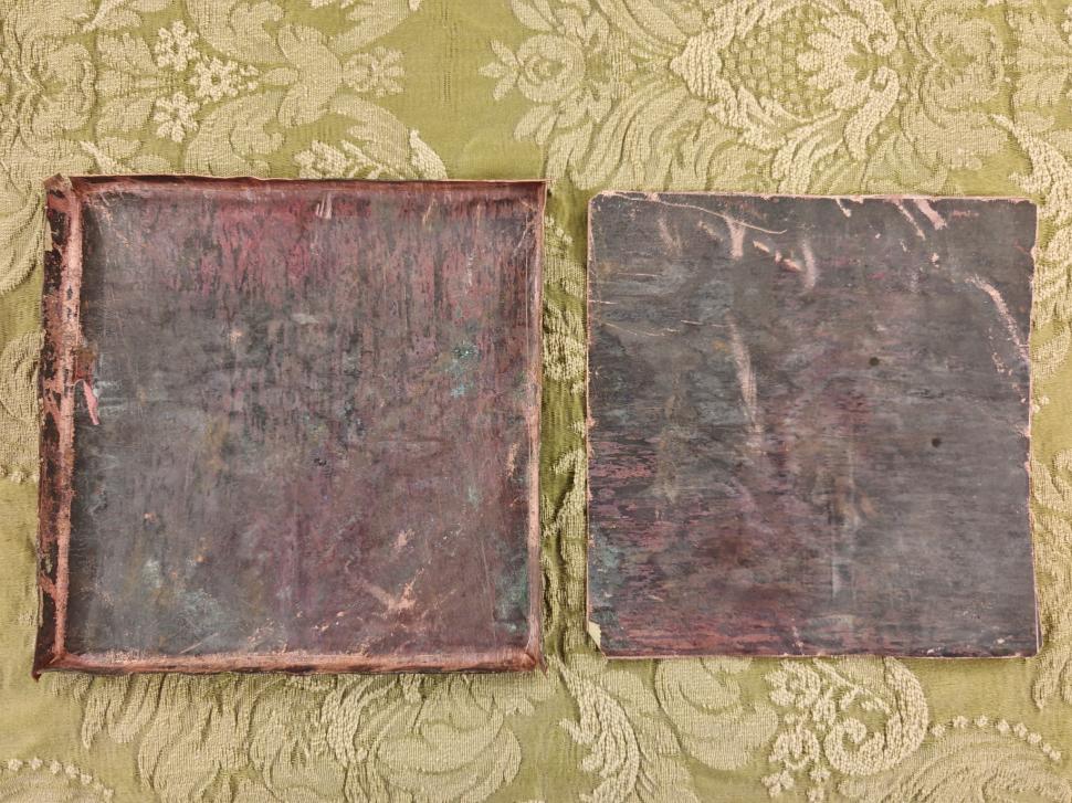 Arheologii au făcut o descoperire rară la Castelul Corvinilor. O casetă misterioasă a ieșit de sub talpa statuii lui Iancu de Hunedoara 1033090