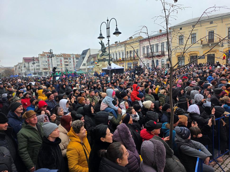 Imagini spectaculoase de la Botoșani. Mii de oameni au ieșit pe stradă ca să vadă parada formațiilor de datini și obiceuri de iarnă 1033046