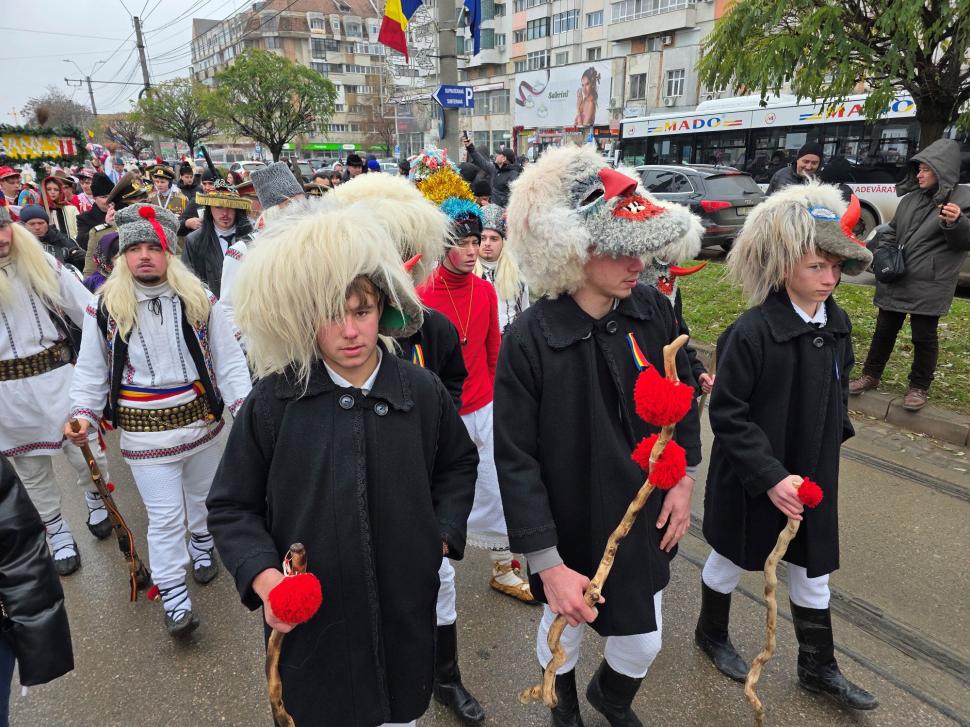 Imagini spectaculoase de la Botoșani. Mii de oameni au ieșit pe stradă ca să vadă parada formațiilor de datini și obiceuri de iarnă 1033047