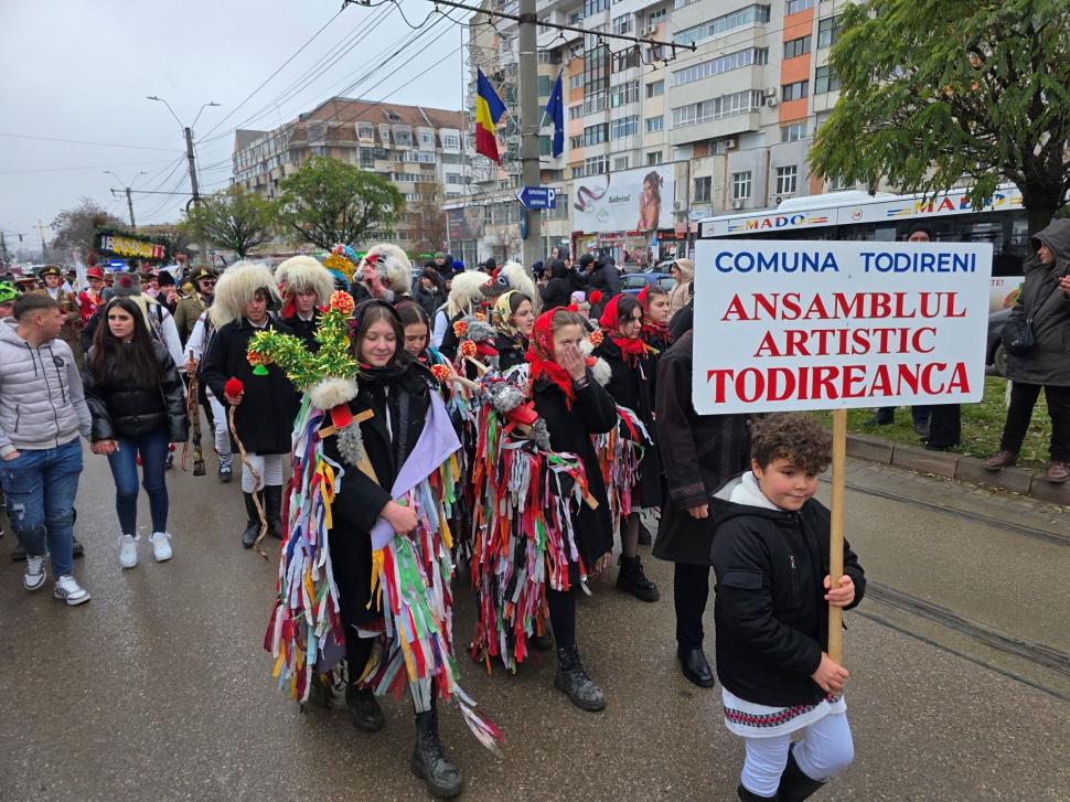 Imagini spectaculoase de la Botoșani. Mii de oameni au ieșit pe stradă ca să vadă parada formațiilor de datini și obiceuri de iarnă 1033048