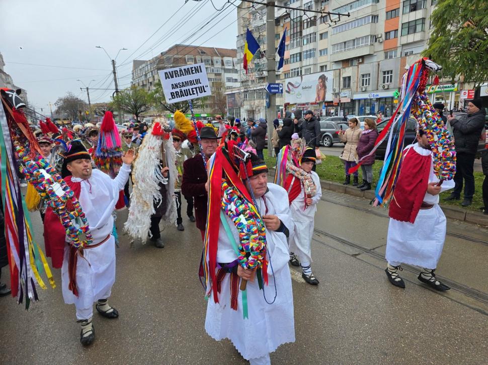 Imagini spectaculoase de la Botoșani. Mii de oameni au ieșit pe stradă ca să vadă parada formațiilor de datini și obiceuri de iarnă 1033049