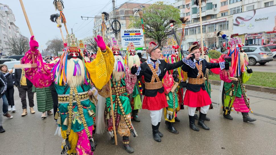 Imagini spectaculoase de la Botoșani. Mii de oameni au ieșit pe stradă ca să vadă parada formațiilor de datini și obiceuri de iarnă 1033050