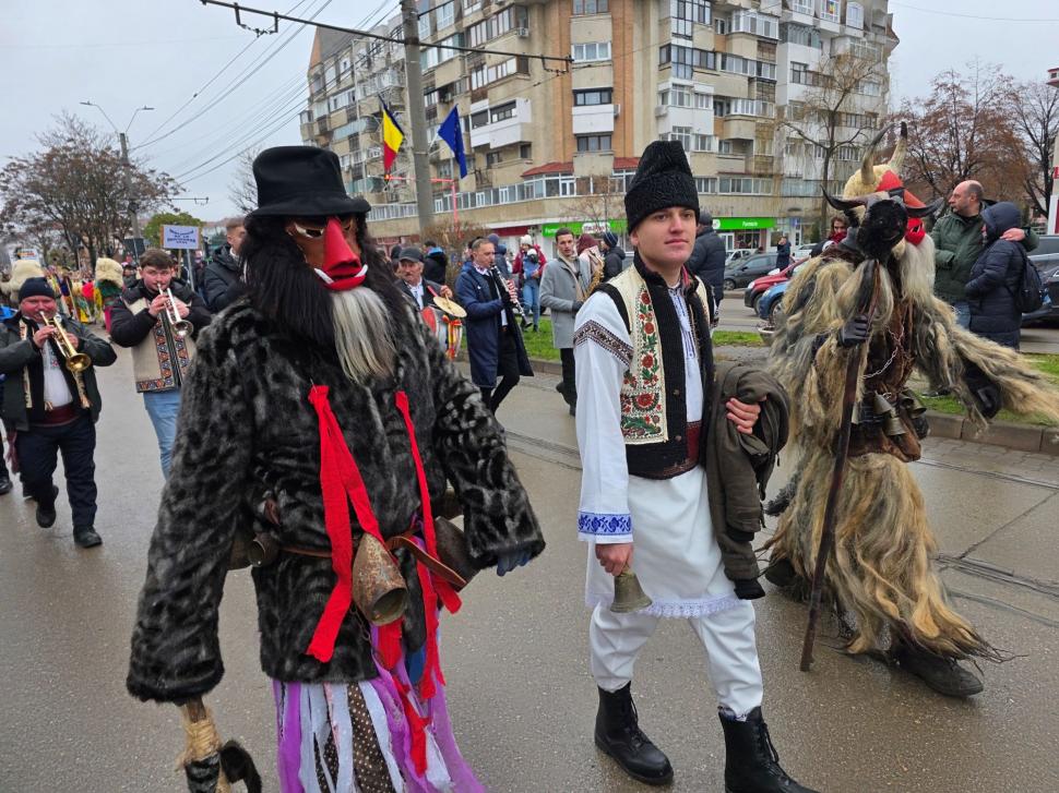 Imagini spectaculoase de la Botoșani. Mii de oameni au ieșit pe stradă ca să vadă parada formațiilor de datini și obiceuri de iarnă 1033051