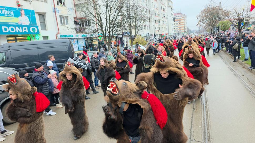 Imagini spectaculoase de la Botoșani. Mii de oameni au ieșit pe stradă ca să vadă parada formațiilor de datini și obiceuri de iarnă 1033052