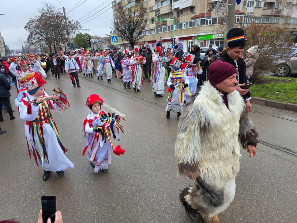 Imagini spectaculoase de la Botoșani. Mii de oameni au ieșit pe stradă ca să vadă parada formațiilor de datini și obiceuri de iarnă 1033053