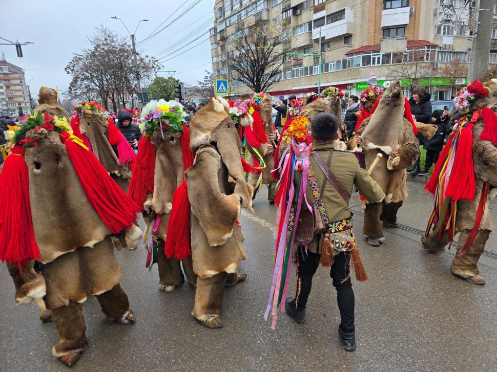Imagini spectaculoase de la Botoșani. Mii de oameni au ieșit pe stradă ca să vadă parada formațiilor de datini și obiceuri de iarnă 1033054