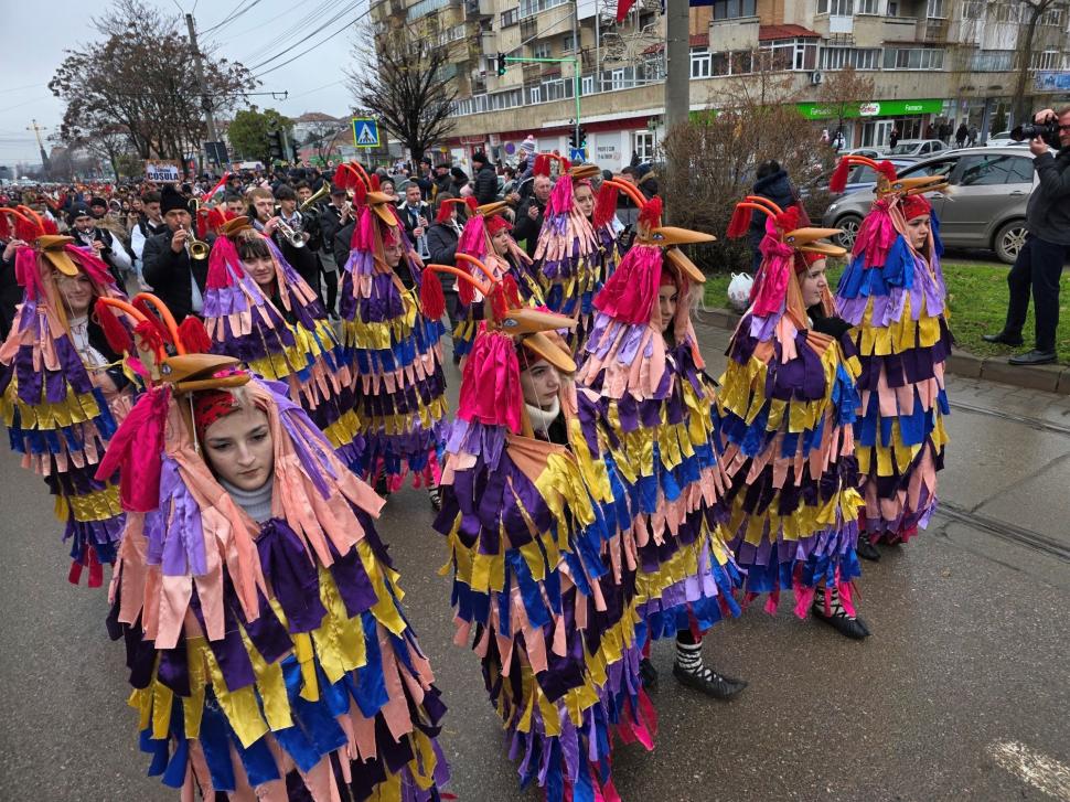 Imagini spectaculoase de la Botoșani. Mii de oameni au ieșit pe stradă ca să vadă parada formațiilor de datini și obiceuri de iarnă 1033055