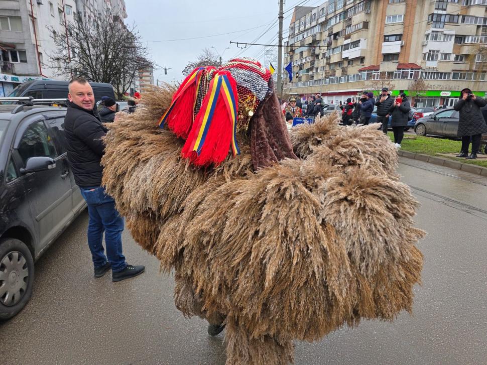 Imagini spectaculoase de la Botoșani. Mii de oameni au ieșit pe stradă ca să vadă parada formațiilor de datini și obiceuri de iarnă 1033056