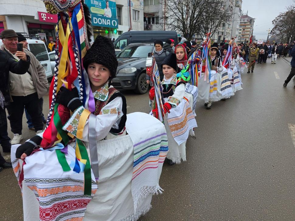 Imagini spectaculoase de la Botoșani. Mii de oameni au ieșit pe stradă ca să vadă parada formațiilor de datini și obiceuri de iarnă 1033057