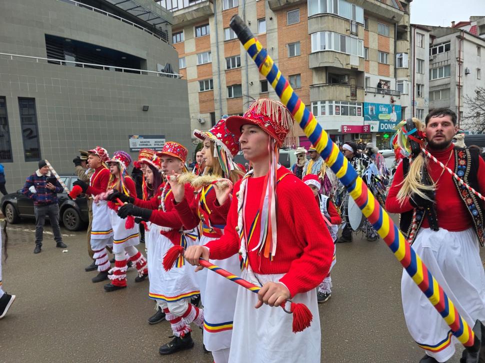Imagini spectaculoase de la Botoșani. Mii de oameni au ieșit pe stradă ca să vadă parada formațiilor de datini și obiceuri de iarnă 1033058